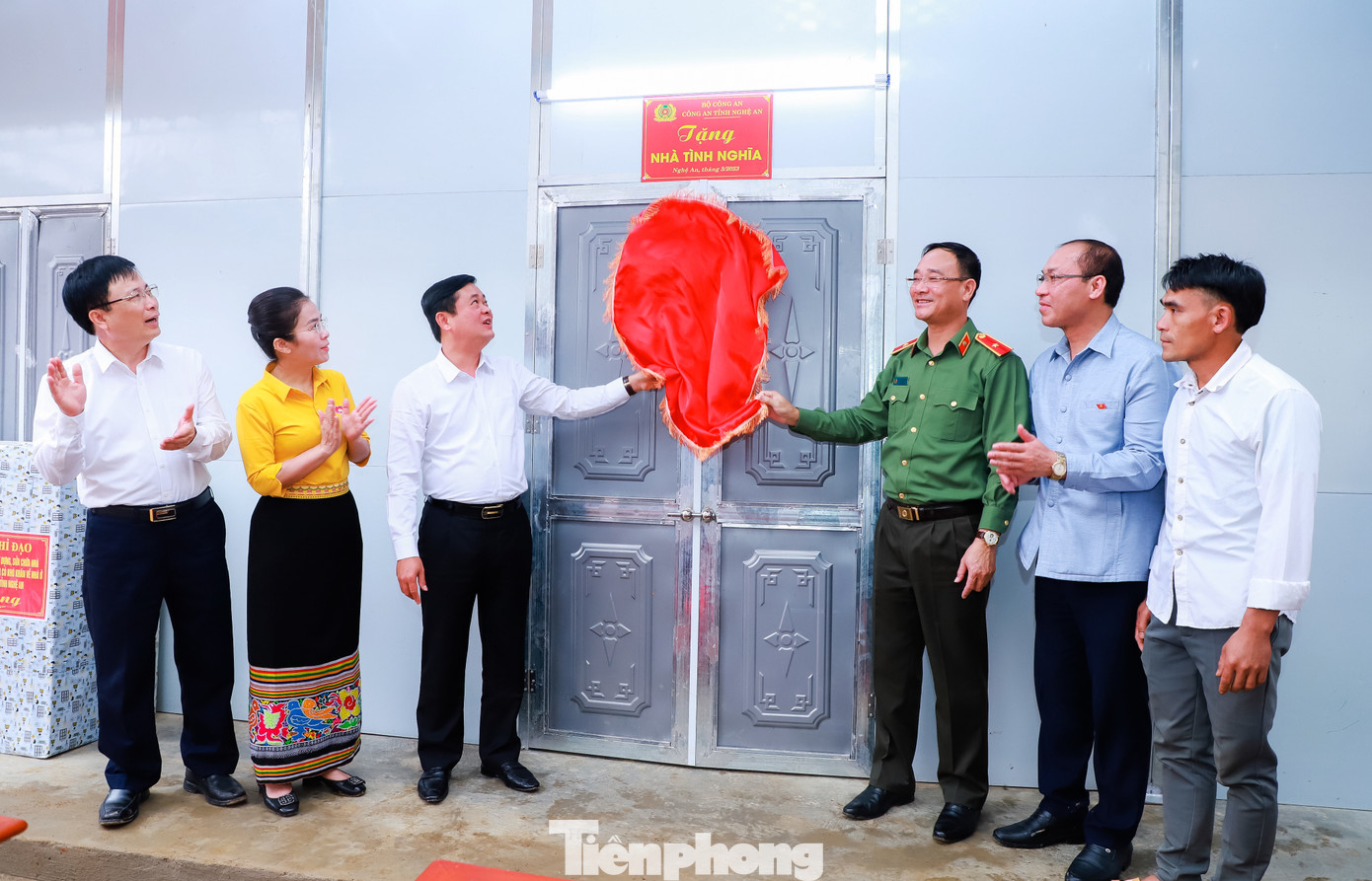 Bí thư Tỉnh ủy Thái Thanh Quý cùng đoàn công tác làm lễ bàn giao nhà cho các hộ nghèo tại xã Chiêu Lưu.