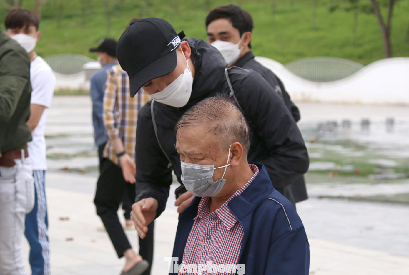 Dù cắt tóc hoàn toàn miễn phí, song những người ghé vào đây cắt tóc đều được những người thợ trẻ, có tay nghề tư vấn để chọn được một kiểu tóc ưng ý nhất.