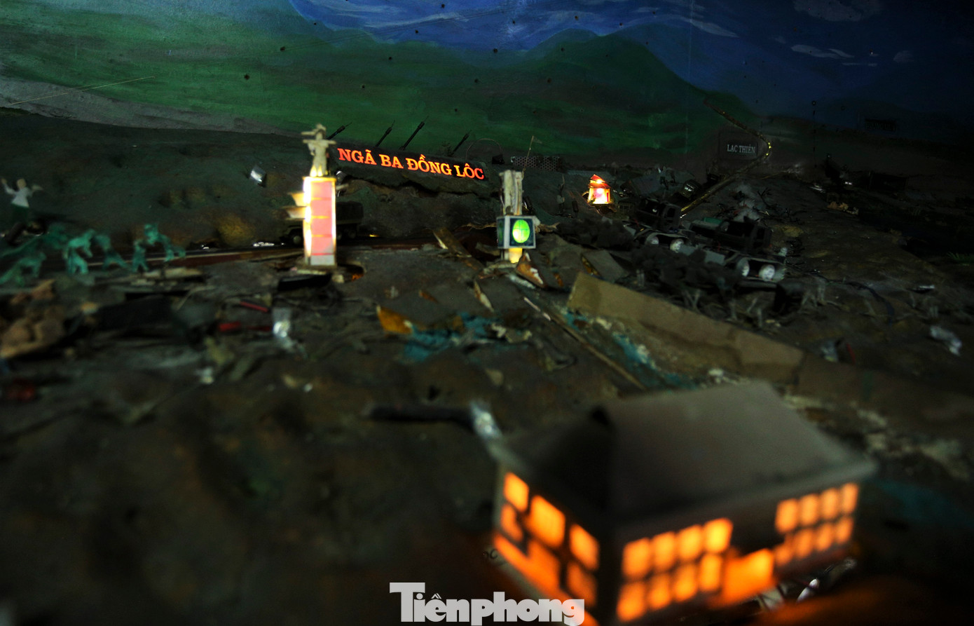 Sa bàn tái hiện sự khốc liệt của chiến tranh tại tọa độ lửa Ngã ba Đồng Lộc.