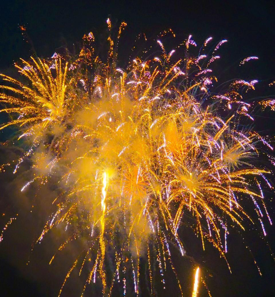 Du khách thích thú với màn pháo hoa. Du khách thích thú với màn pháo hoa.