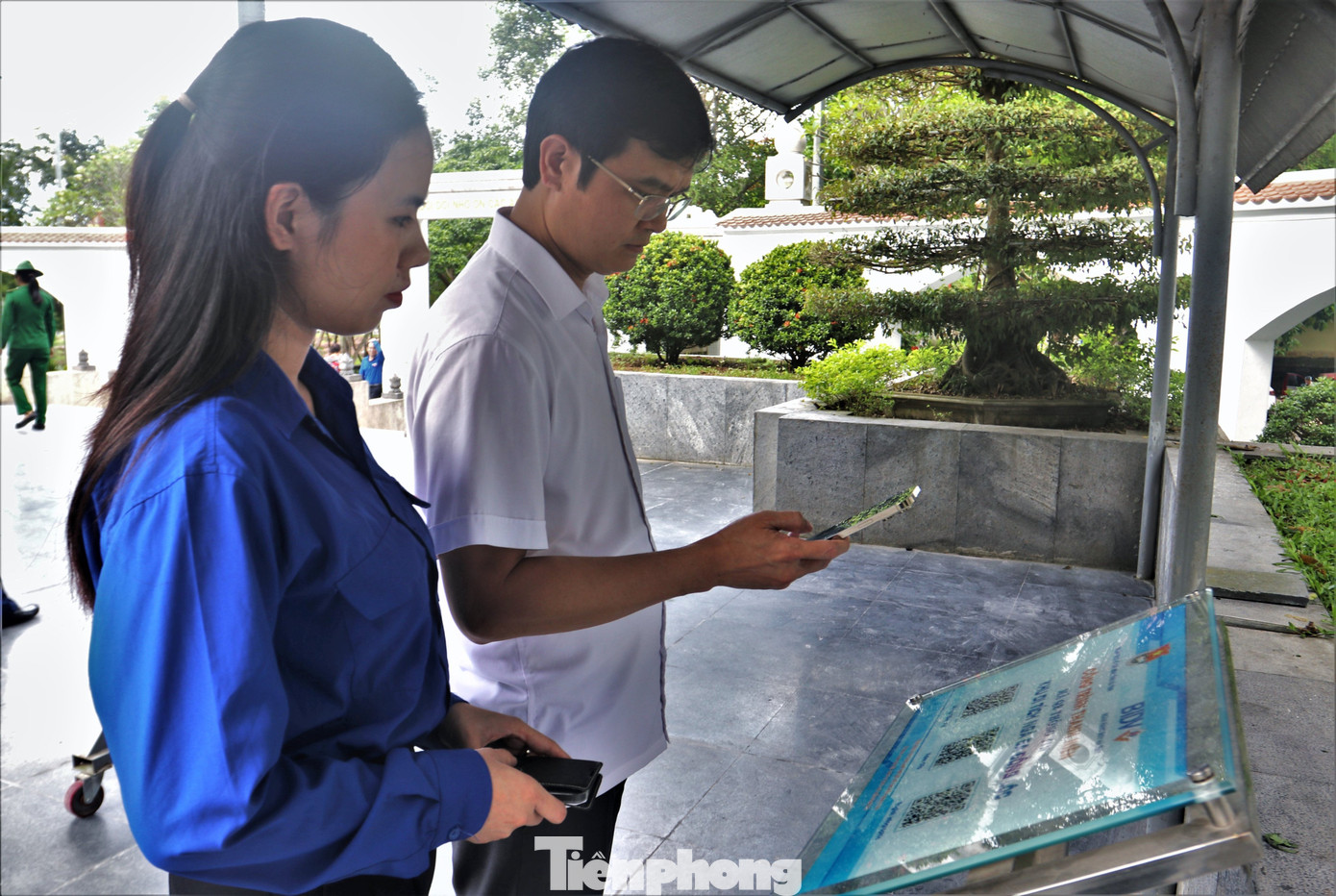 Anh Bùi Quang Huy sử dụng hệ thống thiết bị chuyển đổi số tại Khu di tích Ngã ba Đồng Lộc.