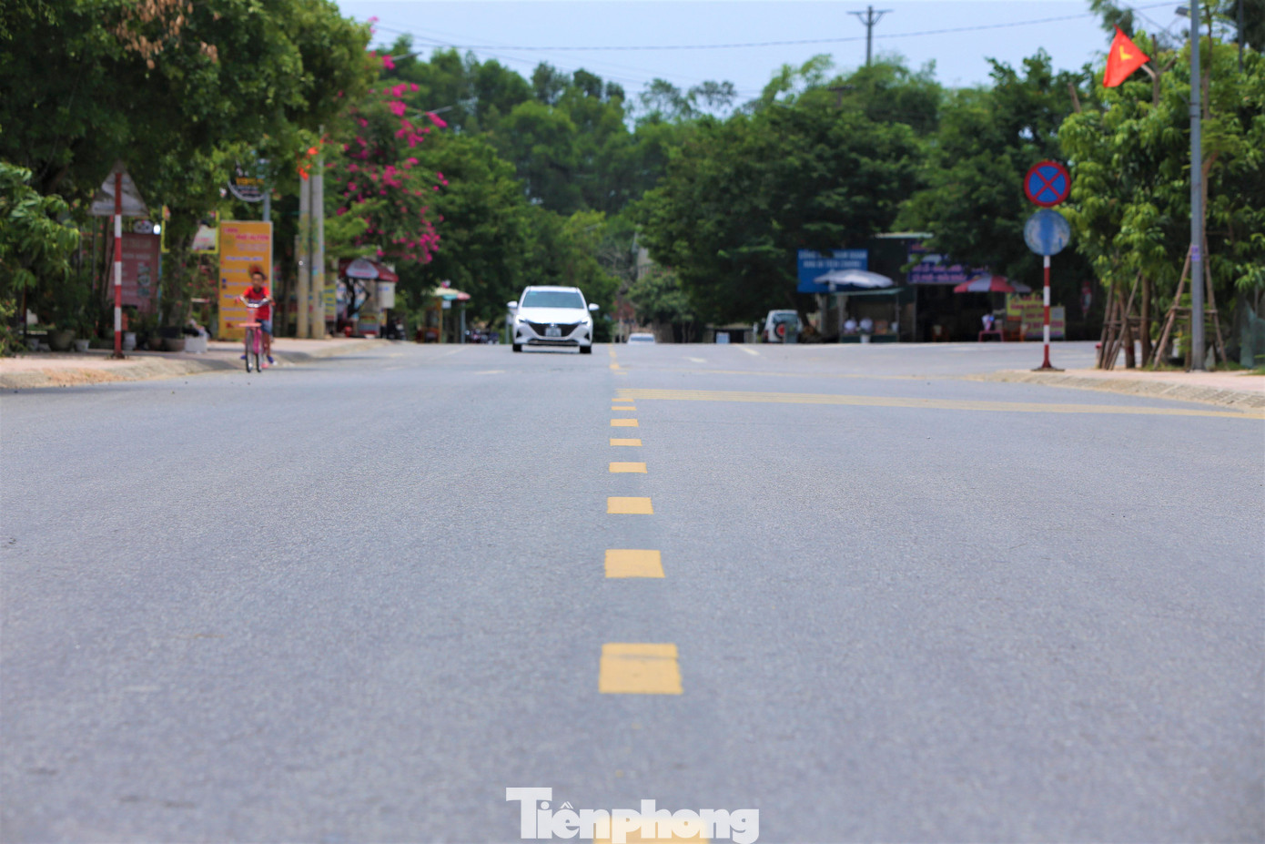 Nay, các con đường ở Đồng Lộc đã được rải nhựa hoặc đổ bê tông, không còn các hố bom xoáy thành từng vũng như xưa.