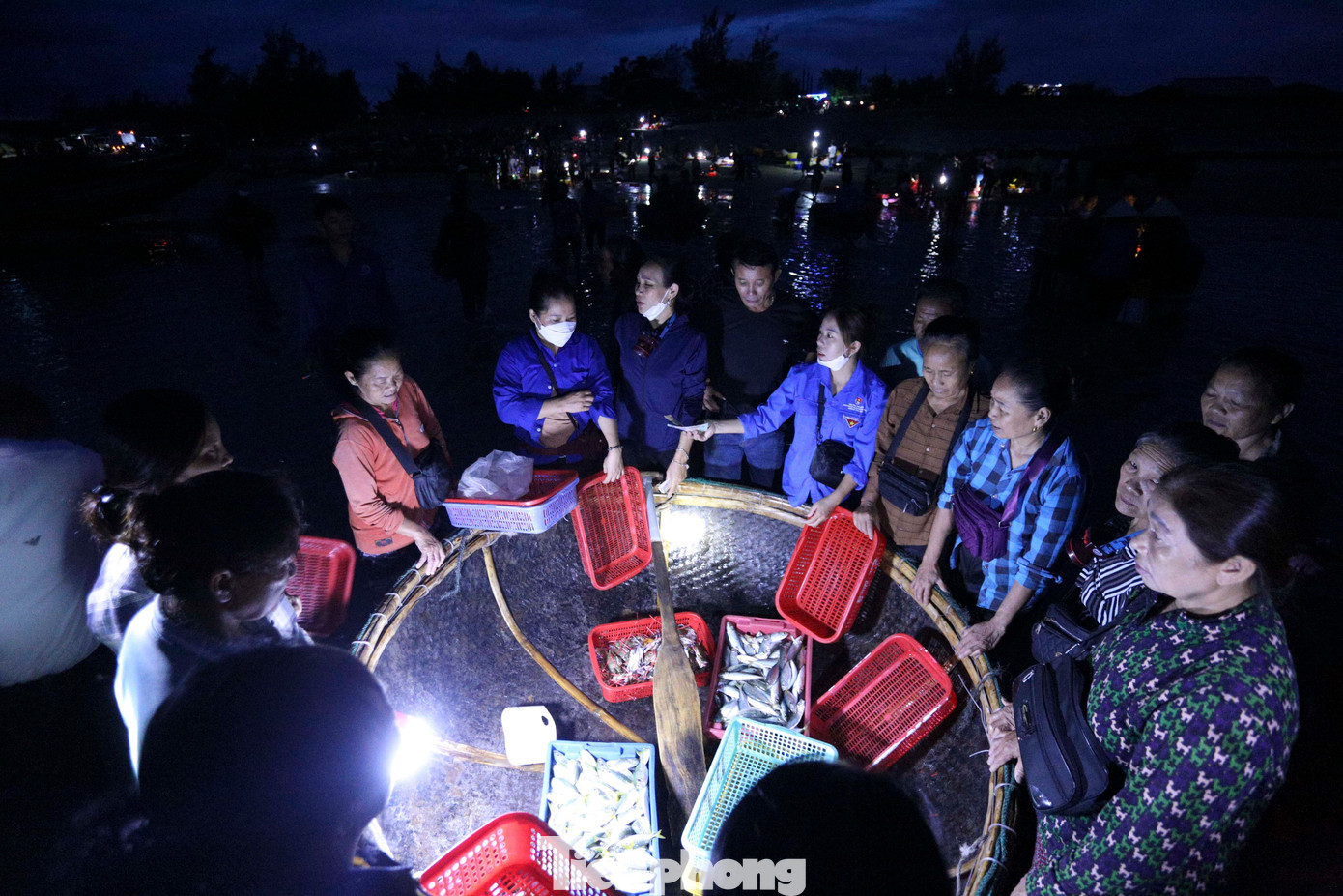 Không chỉ thương lái mua đem về các chợ buổi sáng sớm, nhiều người dân và du khách khi ghé biển Thiên Cầm đều dành thời gian xuống chợ cá lúc rạng sáng để mua hải sản tươi.