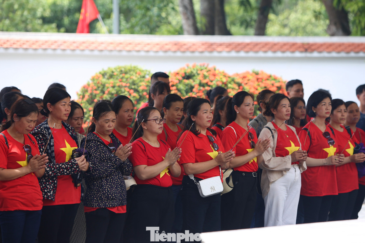 Ông Trần Đình Ước - Trưởng ban quản lý Khu di tích Ngã ba Đồng Lộc cho biết: "Những ngày tháng 7, hơn 40.000 lượt du khách, đặc biệt là thế hệ thanh niên đã đến tham quan, tri ân các anh hùng liệt sĩ".