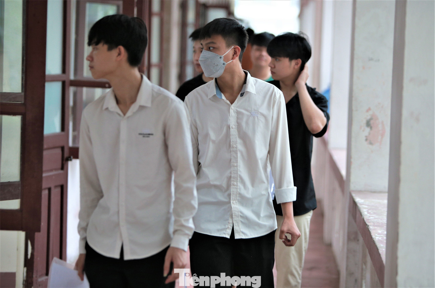 Năm nay, điểm thi THPT Chuyên Hà Tĩnh vừa là nơi diễn ra kỳ thi cho 560 thí sinh, đây còn là nơi Ban Chỉ đạo kỳ thi lựa chọn làm nơi chấm thi. Lãnh đạo nhà trường cho biết tại các phòng để đề thi, bài thi, phòng chấm thi, công tác bảo mật được đảm bảo an toàn tuyệt đối. Cùng với hệ thống tủ đựng đề, bài đảm bảo chắc chắn, hệ thống camera giám sát, ghi hình hoạt động 24/24, trường còn dự phòng máy phát điện để sử dụng khi cần thiết.