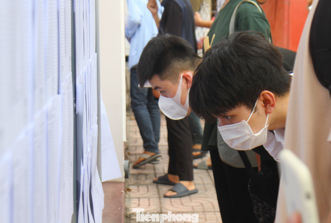 Sau buổi chiều làm thủ tục thi, các thí sinh sẽ bước sang ngày thi chính thức vào sáng 28/6 với môn thi Ngữ văn. Sau buổi chiều làm thủ tục thi, các thí sinh sẽ bước sang ngày thi chính thức vào sáng 28/6 với môn thi Ngữ văn.