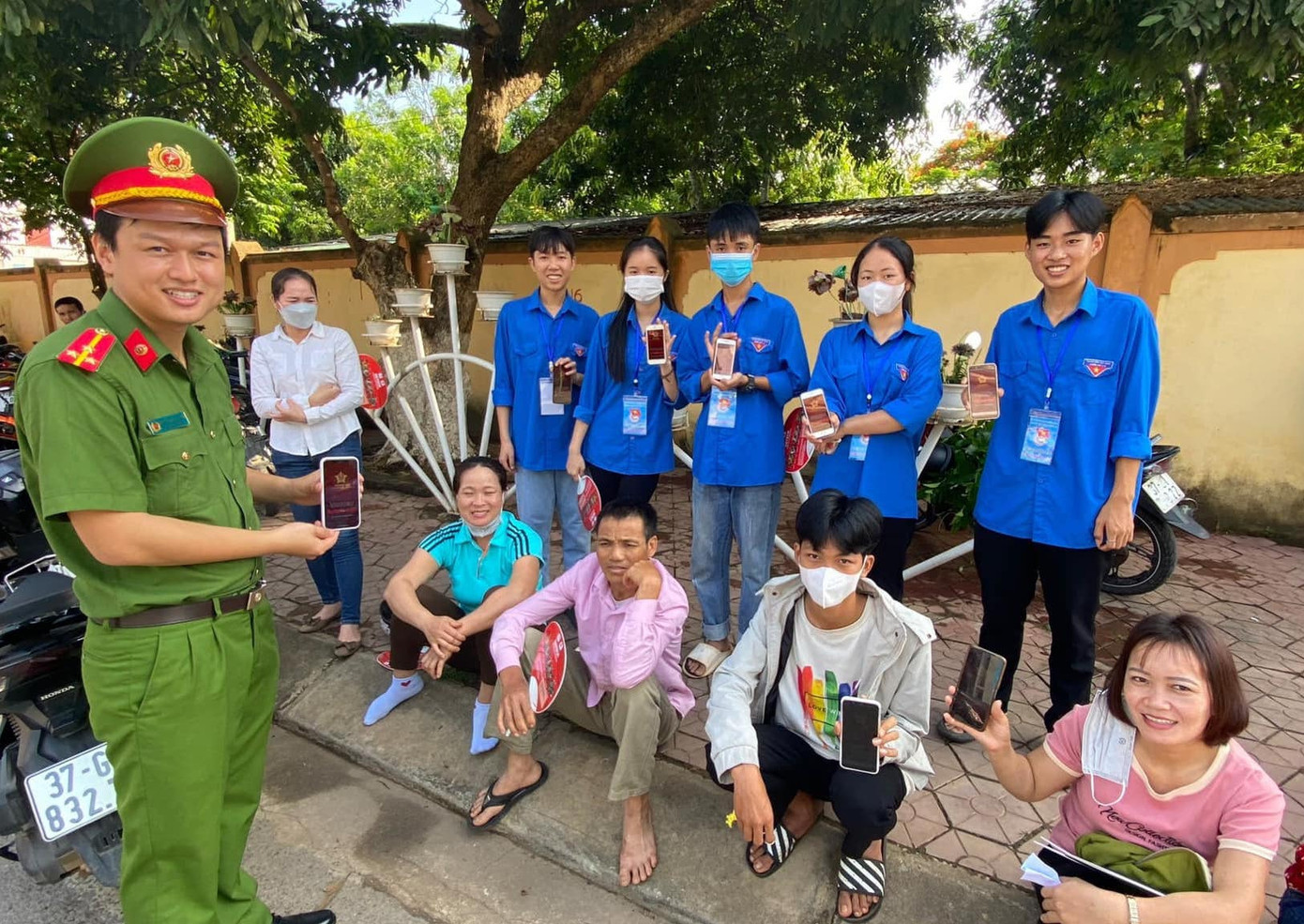 Không chỉ hỗ trợ các thí sinh, lực lượng công an, đoàn viên còn hỗ trợ cài đặt tài khoản ứng dụng định dạng điện tử VNeID cho phụ huynh trong lúc chờ thí sinh làm bài thi.