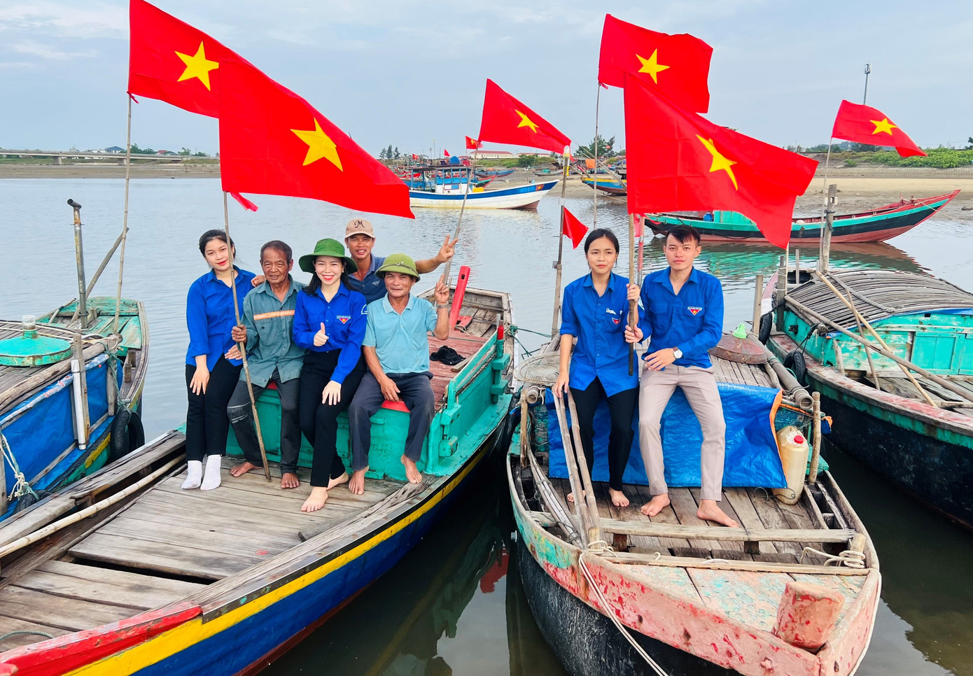 Tuổi trẻ Hà Tĩnh tặng cờ cho ngư dân vùng biển.