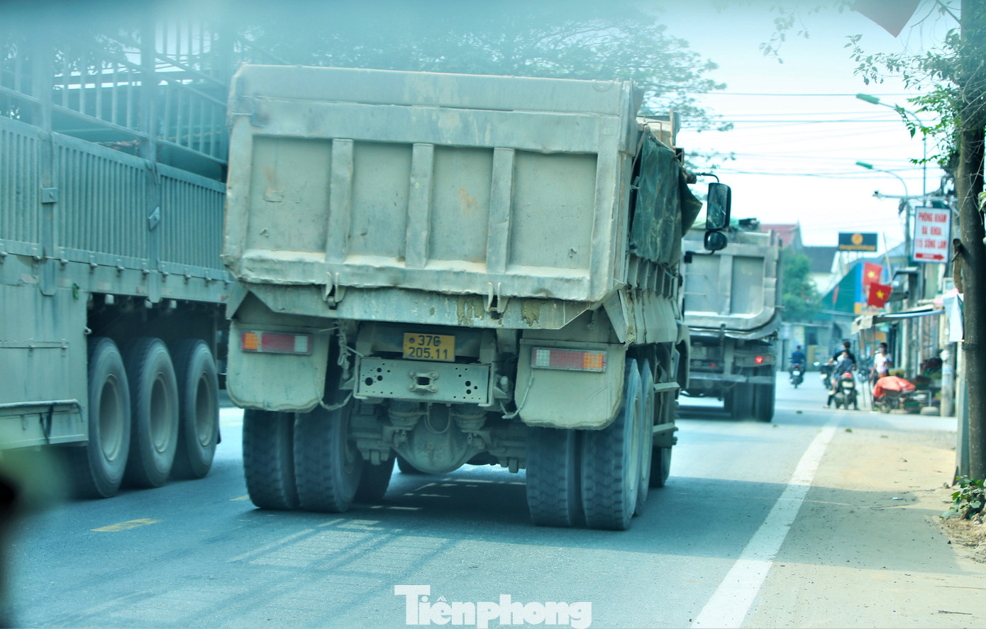 Mặt đường tuyến 542C không lớn, chỉ đủ 2 làn xe chạy. Hai bên đường nhà và cây cối nằm san sát khiến tuyến đường càng thêm chật hẹp. Mỗi lần những chiếc xe tải chạy qua đều chiếm trọn lòng đường. Người dân phải né tránh hoặc dừng lại chờ xe qua mới dám đi tiếp.