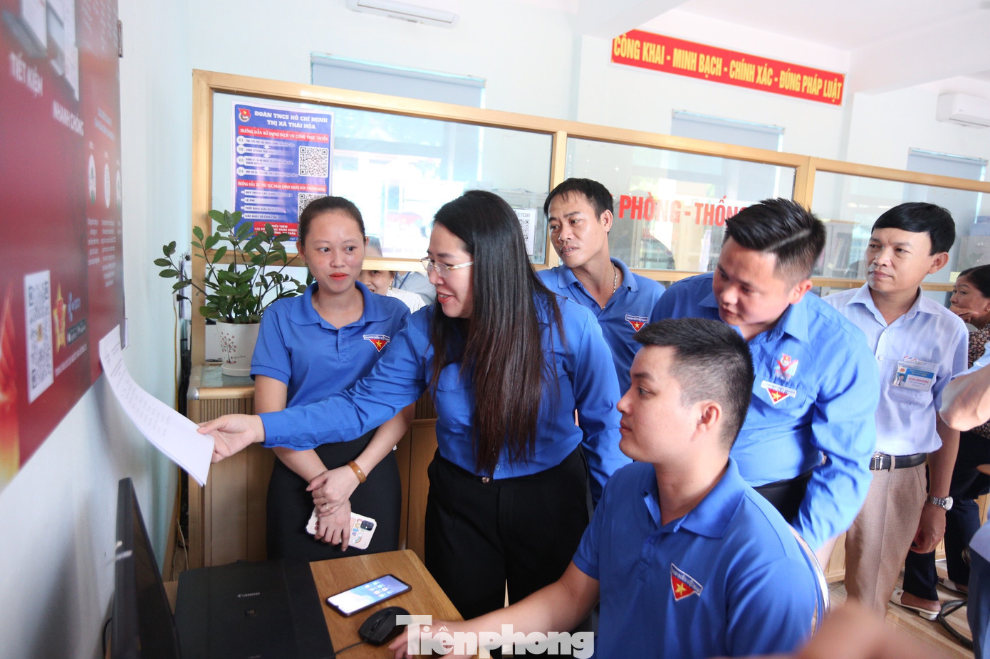 Phó Bí thư Tỉnh Đoàn Nghệ An đến thăm hỏi, động viên các đoàn viên đang hỗ trợ người dân thực hiện dịch vụ hành chính, cài đặt tài khoản định danh điện tử cho người dân tại phường Quang Tiến (TX. Thái Hòa). Được biết, thời gian qua, Thị đoàn thị xã Thái Hoà còn xây dựng nhiều điểm check-in, các địa điểm vui chơi, giải trí, điểm đến, số hóa bằng mã QR cho Đảng bộ các xã trên địa bàn.