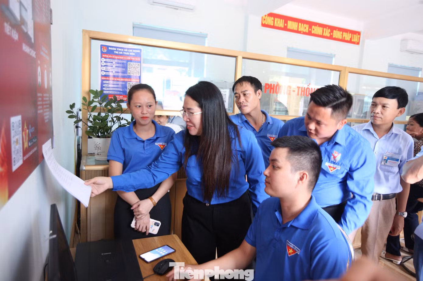 Phó Bí thư Tỉnh Đoàn Nghệ An đến thăm hỏi, động viên các đoàn viên đang hỗ trợ người dân thực hiện dịch vụ hành chính, cài đặt tài khoản định danh điện tử cho người dân tại phường Quang Tiến (TX. Thái Hòa). Được biết, thời gian qua, Thị đoàn thị xã Thái Hoà còn xây dựng nhiều điểm check-in, các địa điểm vui chơi, giải trí, điểm đến, số hóa bằng mã QR cho Đảng bộ các xã trên địa bàn.