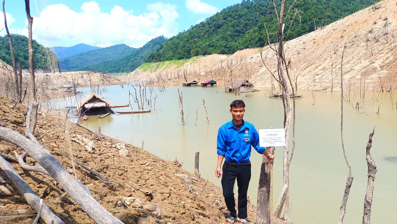 Khu vực lòng hồ trước đây ngập băng nước sâu đến hàng chục mét. Khi nước rút lộ ra những cây cối lởm chởm. Nếu người dân đi không chú ý có thể bị trơn trượt ngã và bị các cành cây gây thương tích. Các đoàn viên xã phải cắm nhiều biển cảnh báo cho người dân khi đi qua khu vực này.