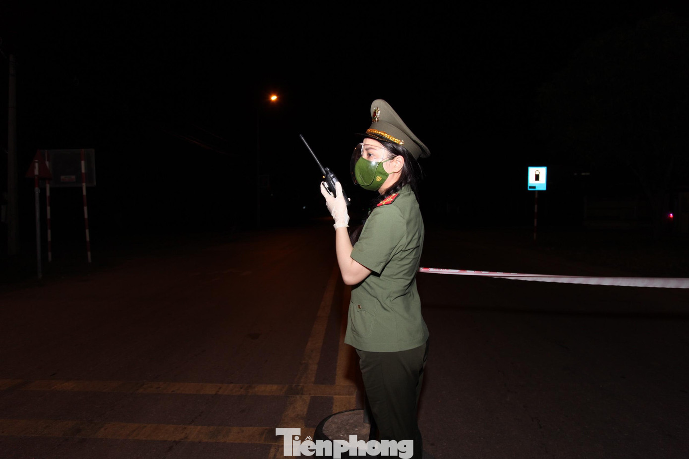 Không kể ngày nắng, đêm khuya, lực lượng công an vẫn miệt mài bám chốt chống dịch. Trong ảnh: Thượng úy Nguyễn Thị Thanh Loan (Phòng PX03) đang thực hiện nhiệm vụ tại chốt 62 đường 35m.