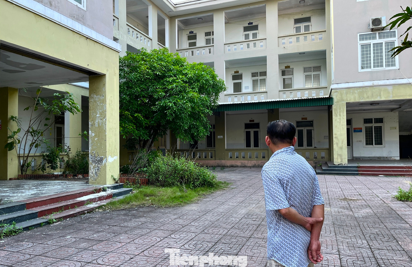 Để quản lý tài sản của tòa nhà Trung tâm phòng chống HIV-AIDS, Sở Tài chính Nghệ An đã thuê 2 bảo vệ luân phiên nhau túc trực, canh gác.