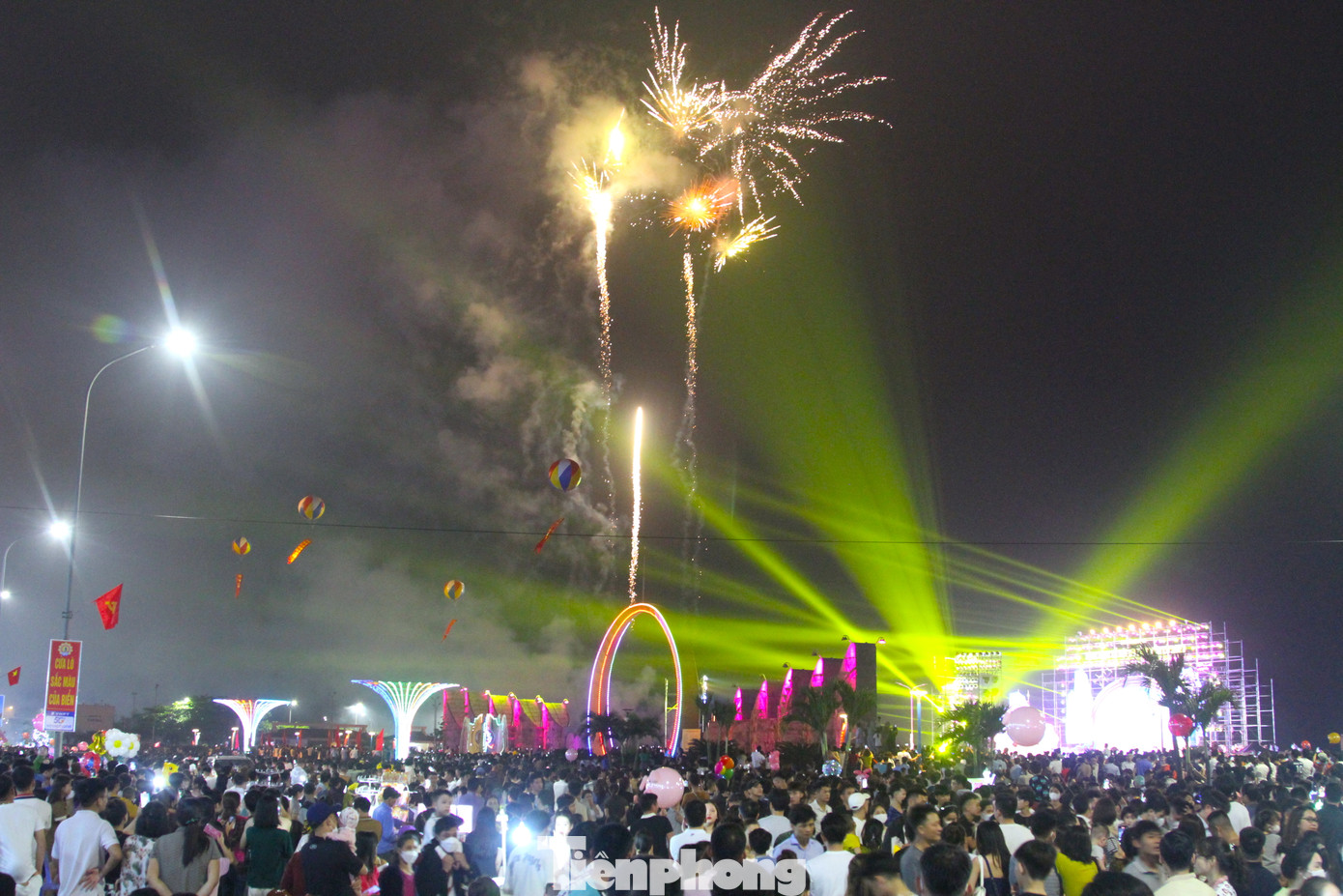 Màn bắn pháo hoa đêm khai trương du lịch biển Cửa Lò 2023 đã để lại nhiều ấn tượng trong lòng hàng vạn người dân và du khách về tham dự. Màn bắn pháo hoa đêm khai trương du lịch biển Cửa Lò 2023 đã để lại nhiều ấn tượng trong lòng hàng vạn người dân và du khách về tham dự.