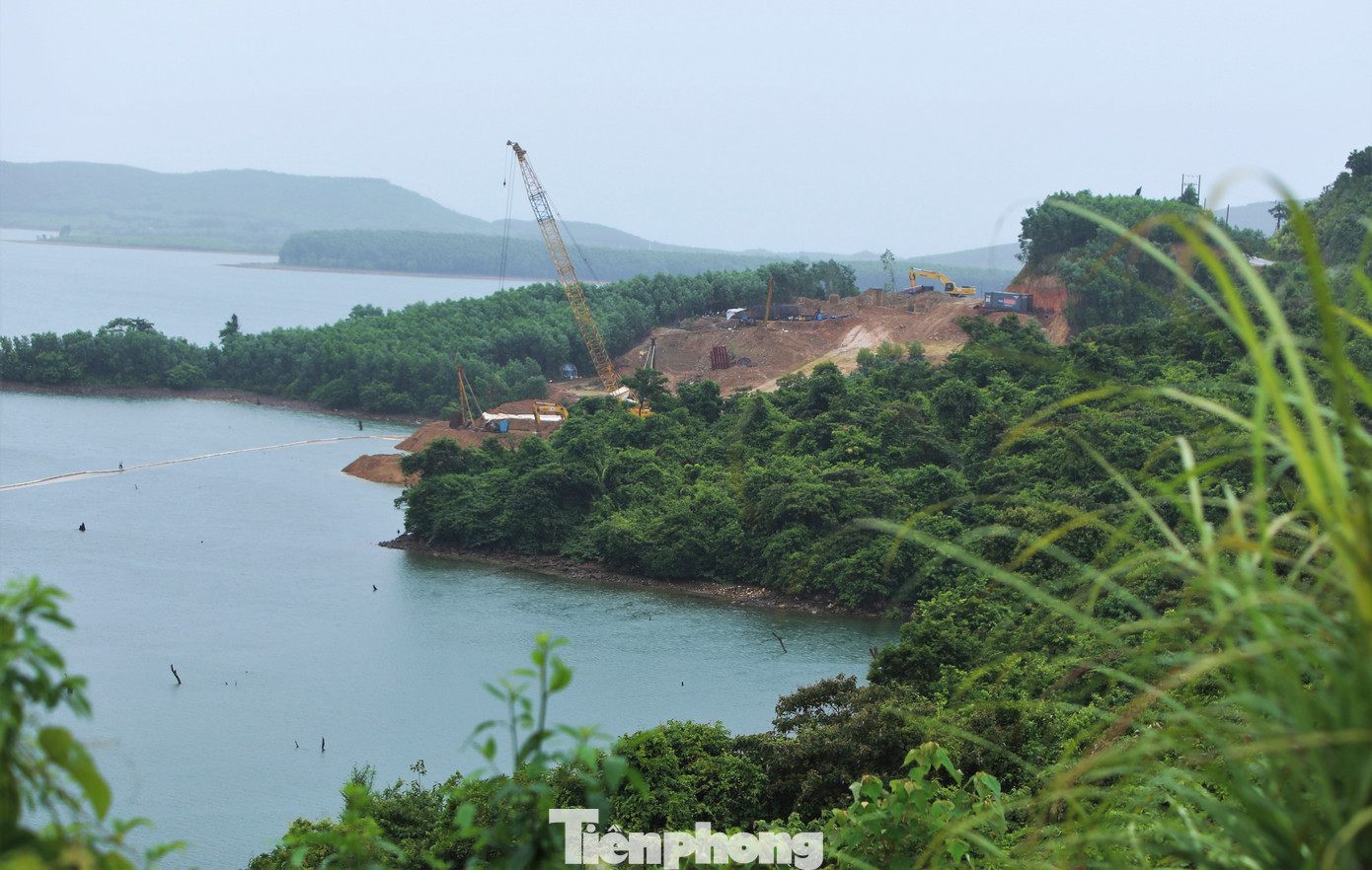 Trên công trường cầu dẫn qua Hồ chứa nước Kim Sơn (xã Kỳ Hoa, TX Kỳ Anh), đơn vị thi công đang nỗ lực đẩy nhanh tiến độ trước khi Hà Tĩnh bước vào mùa mưa, sẽ gây khó khăn cho việc thi công.