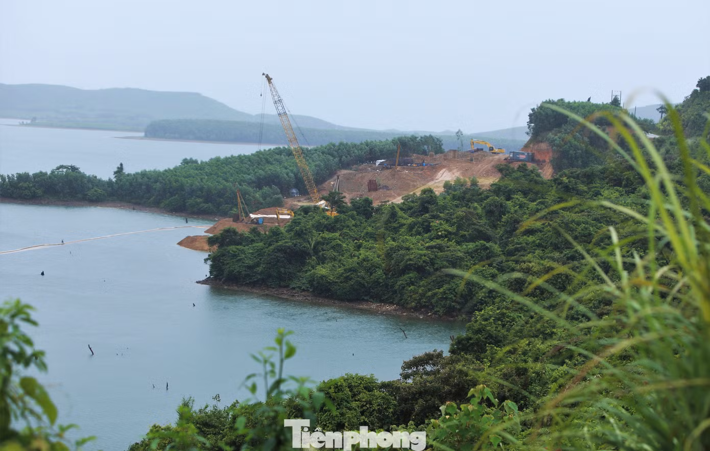 Trên công trường cầu dẫn qua Hồ chứa nước Kim Sơn (xã Kỳ Hoa, TX Kỳ Anh), đơn vị thi công đang nỗ lực đẩy nhanh tiến độ trước khi Hà Tĩnh bước vào mùa mưa, sẽ gây khó khăn cho việc thi công.