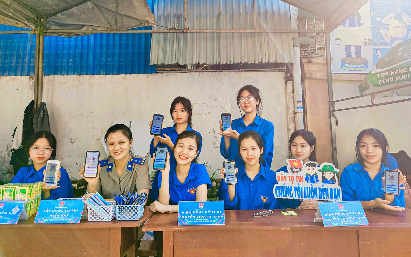 Ngoài thực hiện các công việc hỗ trợ thí sinh, phụ huynh, tiếp sức mùa thi, tranh thủ thời gian thí sinh làm bài, bên ngoài các đoàn viên thanh niên còn tích cực tham gia cuộc thi trực tuyến tìm hiểu Nghị quyết Đại hội Đoàn toàn quốc lần thứ XII.