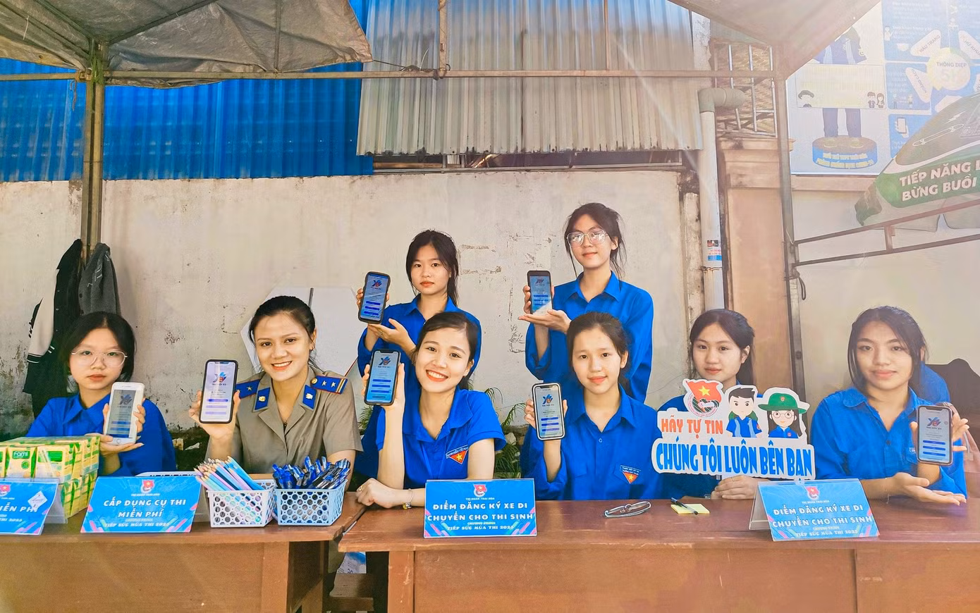 Ngoài thực hiện các công việc hỗ trợ thí sinh, phụ huynh, tiếp sức mùa thi, tranh thủ thời gian thí sinh làm bài, bên ngoài các đoàn viên thanh niên còn tích cực tham gia cuộc thi trực tuyến tìm hiểu Nghị quyết Đại hội Đoàn toàn quốc lần thứ XII. Ngoài thực hiện các công việc hỗ trợ thí sinh, phụ huynh, tiếp sức mùa thi, tranh thủ thời gian thí sinh làm bài, bên ngoài các đoàn viên thanh niên còn tích cực tham gia cuộc thi trực tuyến tìm hiểu Nghị quyết Đại hội Đoàn toàn quốc lần thứ XII.