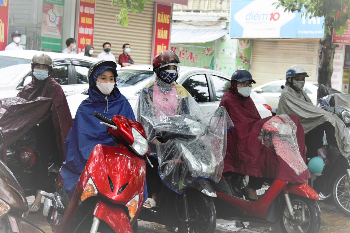 Có người hồi hộp, có người tự tin khi nói về con mình. Chị Nguyễn Thị Hà - Trú tại phường Hưng Bình, TP Vinh (Nghệ An) chia sẻ: &quot;Từ 4h30p sáng, mẹ con tôi đã thức dậy để chuẩn bị để đến điểm thi, cháu học khối C nên tôi tự tin con mình sẽ làm bài tốt môn thi Ngữ Văn&quot;.