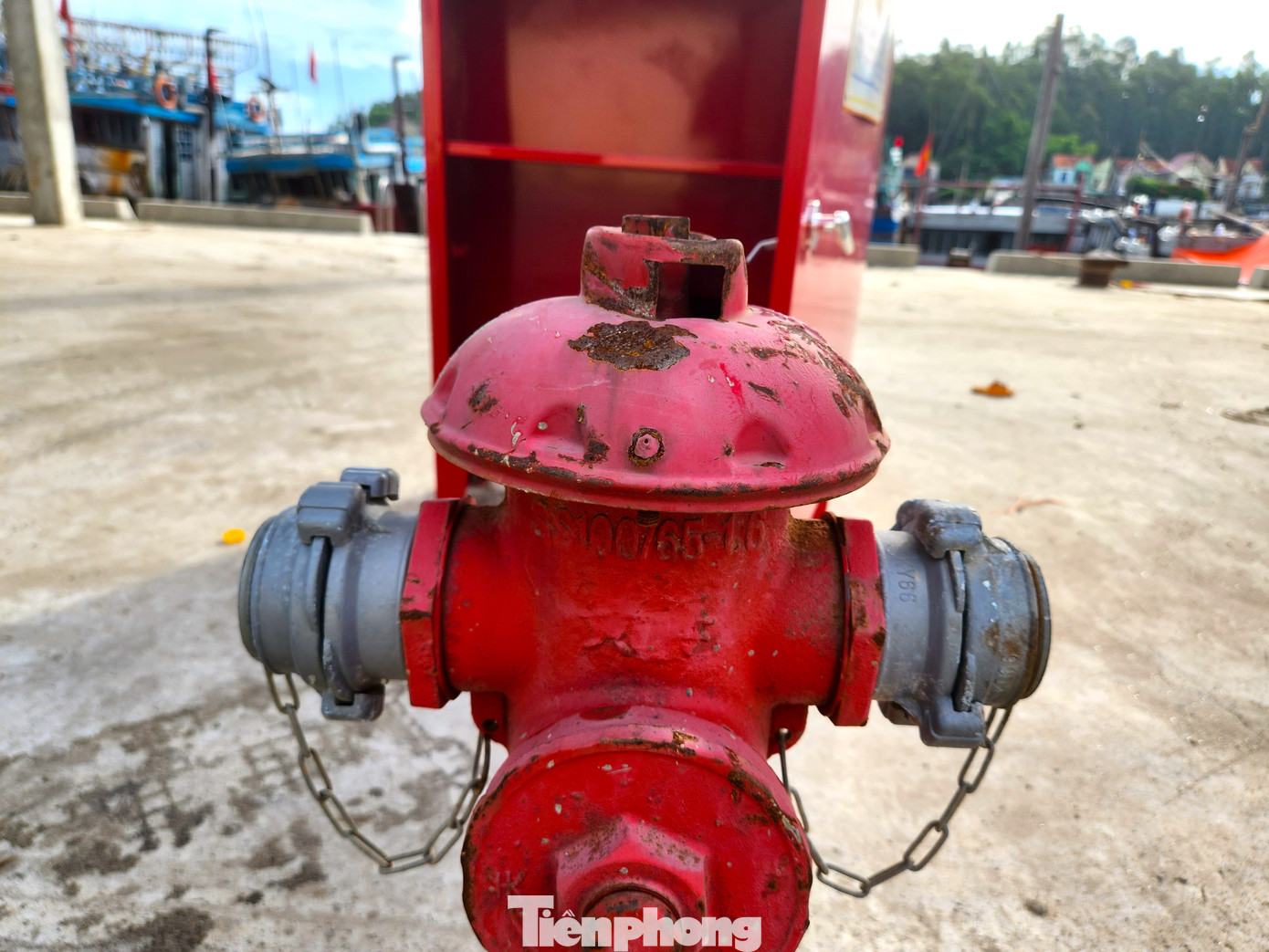 Một số cột nước, hệ thống chữa cháy đã bị gỉ sét, móp méo. Một số cột nước, hệ thống chữa cháy đã bị gỉ sét, móp méo.