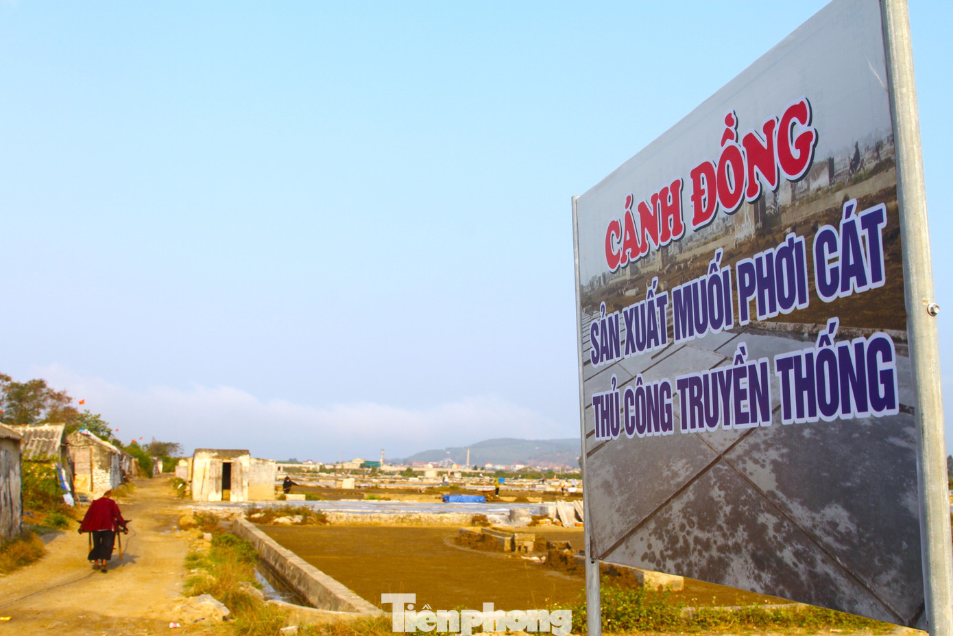 Làng nghề muối Quỳnh An (xã An Hòa, huyện Quỳnh Lưu, tỉnh Nghệ An) gắn liền với lịch sử lập làng từ đời Hậu Lê tới nay đã 400 năm.