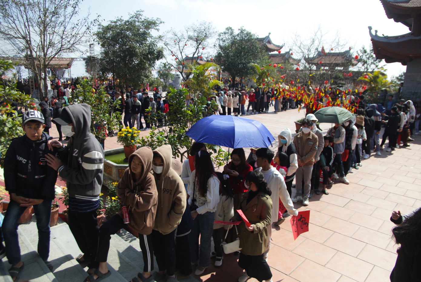 Do lượng du khách đến quá đông nên ở mỗi điểm viết chữ đều phải xếp hàng dài hơn 30m để chờ đến lượt. Có hàng nghìn người chờ cả tiếng đồng hồ mới đến lượt xin chữ.