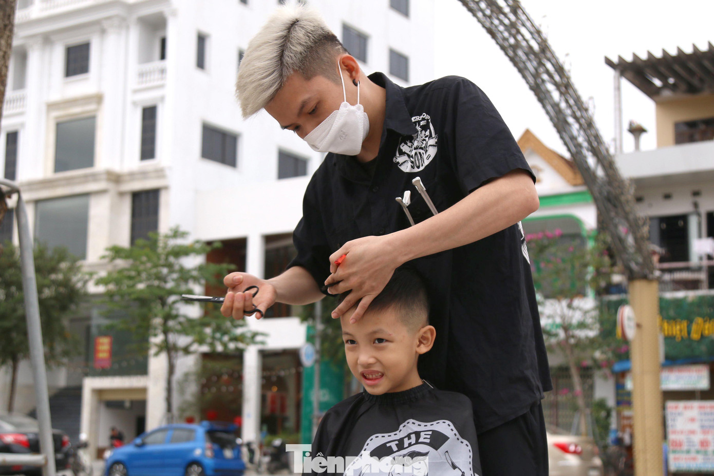 Nguyễn Thái Sơn (SN 1993, trú phường Đông Vĩnh, thành phố Vinh) cho biết, điểm cắt tóc miễn phí của anh đã hoạt động được 10 ngày nay, bắt đầu từ 15h chiều cho đến lúc trời tối. Trung bình mỗi ngày cả nhóm cắt được khoảng 40-50 người, tùy vào độ tuổi và kiểu tóc.