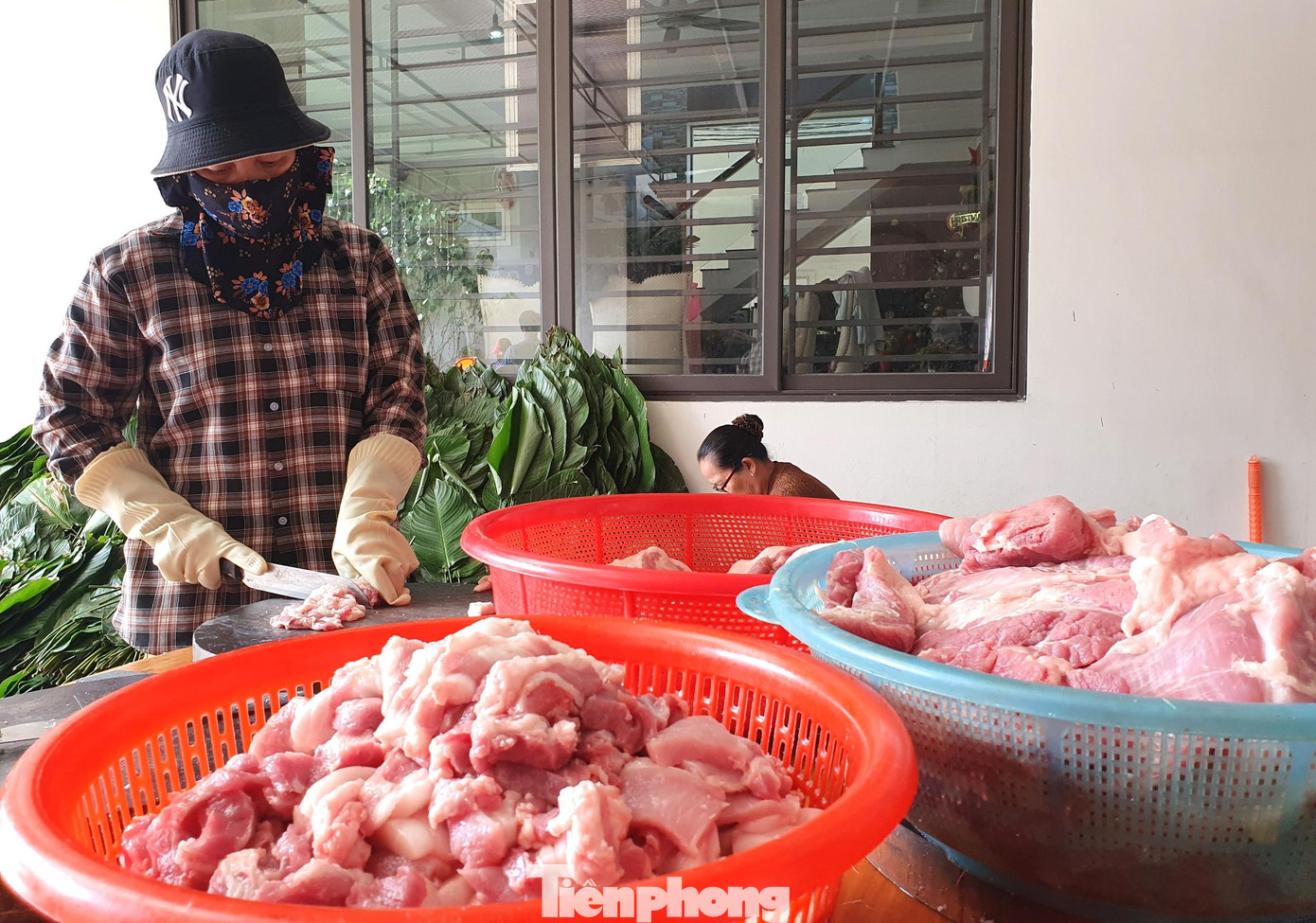 Thịt làm bánh chưng cũng được chọn lựa kỹ lưỡng, cắt lát vừa đủ để làm nhân bánh.