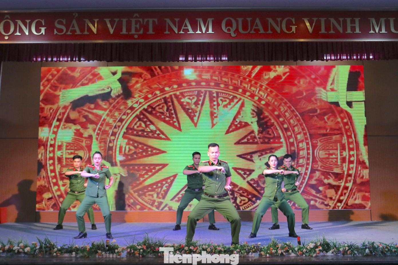 Các thí sinh thể hiện tài năng luyện võ trong đêm chung kết.