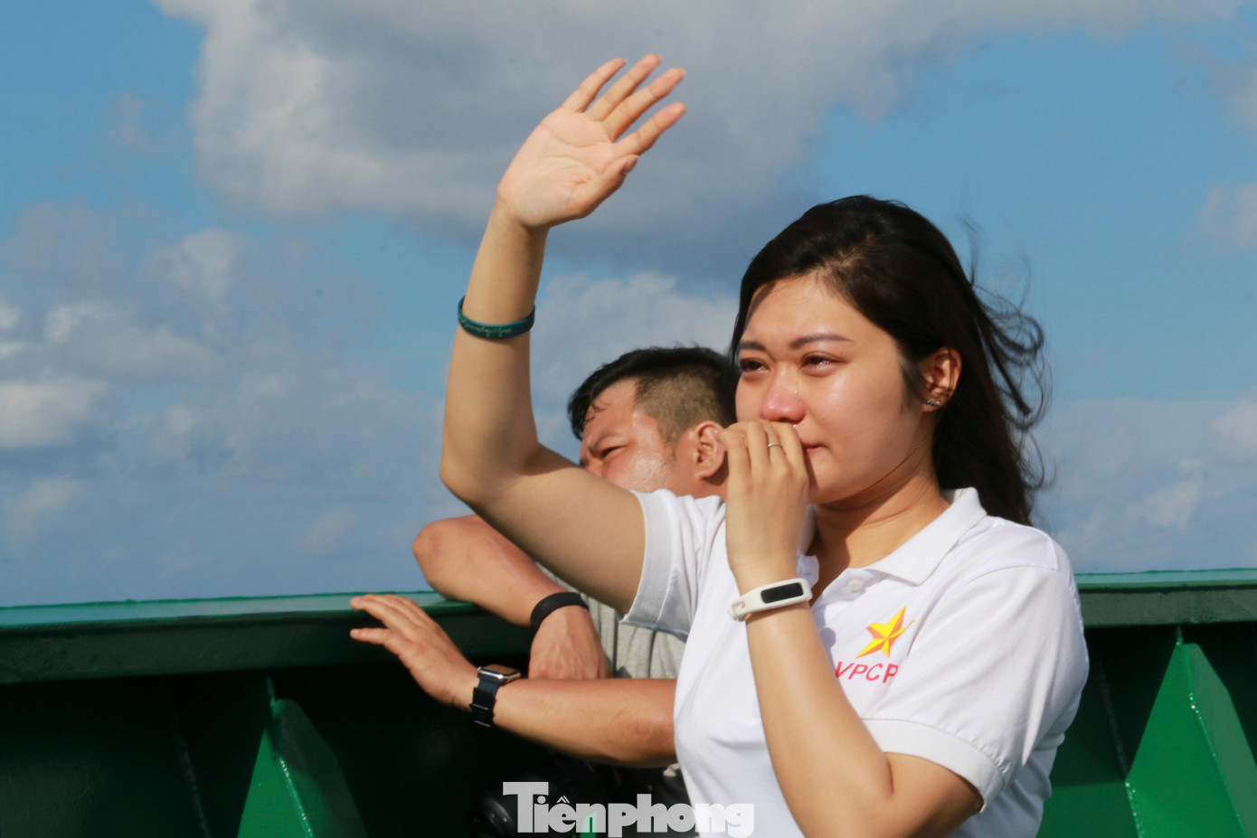 Thành viên Đoàn công tác số 4 bật khóc khi tàu 571 rẽ sóng trở về đất liền. Bóng hình cán bộ, chiến sỹ Nhà giàn DK1/8 khuất dần giữa biển cả mênh mông, từng đợt sóng rì rào như lời thổn thức, mong muốn các anh sức khỏe, hoàn thành tốt nhiệm vụ, giữ vững chủ quyền biển đảo quê hương.