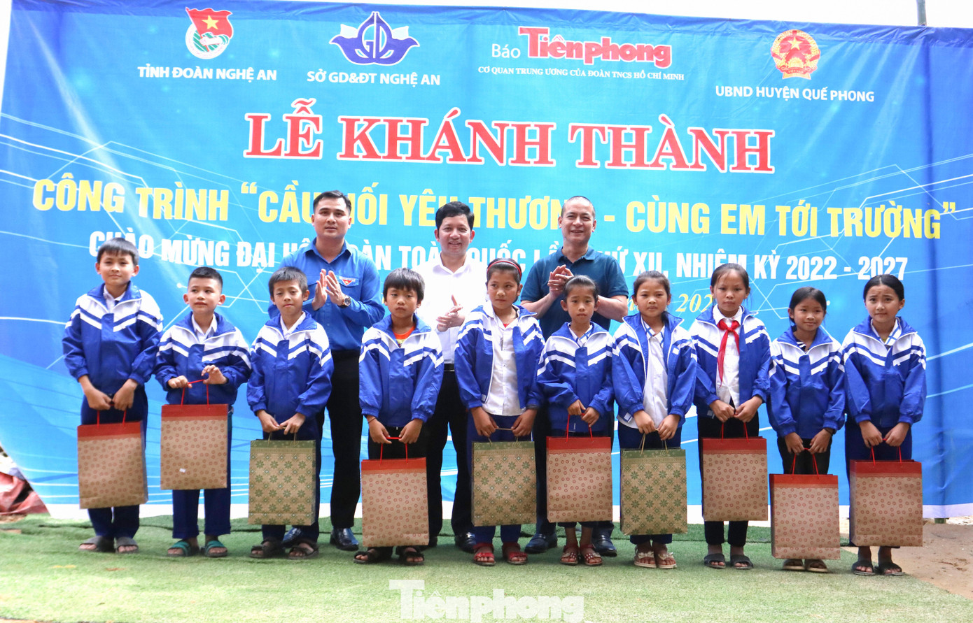 Nhiều phần quà ý nghĩa nhân ngày khánh thành "Cầu nối yêu thương - Cùng em tới trường".