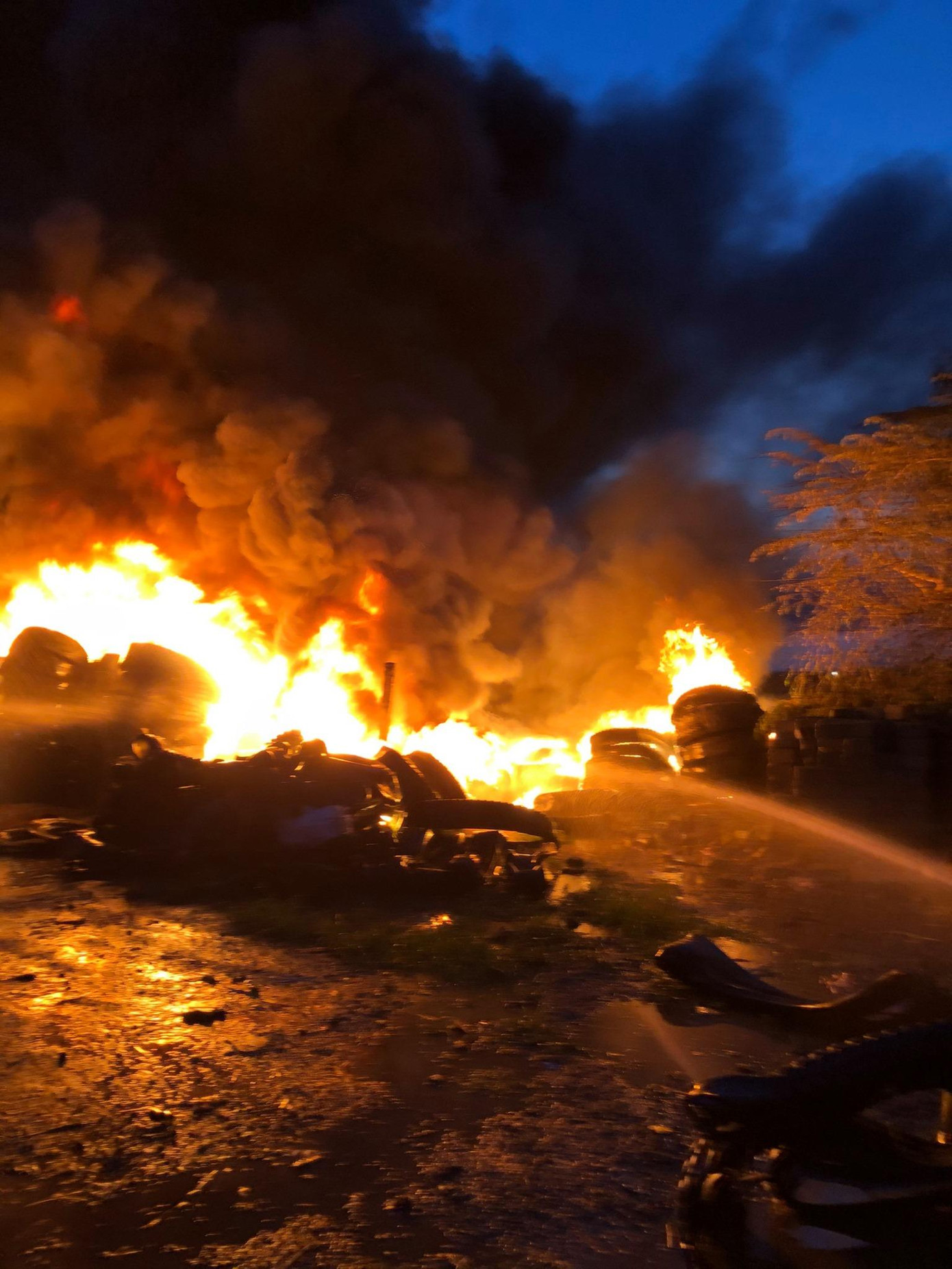 Khói, khí độc bốc lên ngùn ngụt. Khói, khí độc bốc lên ngùn ngụt.