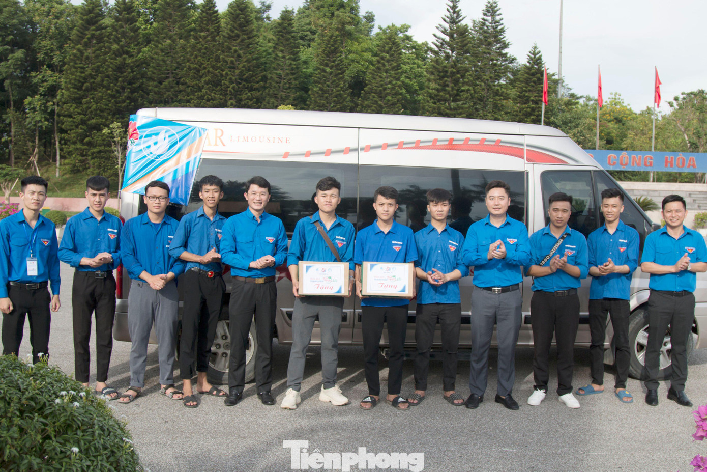 Đại biểu và Ban thường trực Tỉnh Đoàn Nghệ An trao quà, động viên thanh niên tình nguyện tham gia chiến dịch tình nguyện mùa Hè xanh năm 2022.