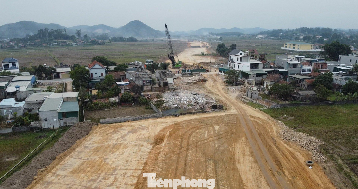 UBND tỉnh Nghệ An cho biết, hiện công tác GPMB dự án đi qua địa bàn tỉnh Nghệ An cơ bản hoàn thành, chỉ còn một đoạn ngắn đang vận động người dân đồng thuận, nếu không sẽ tổ chức bảo vệ thi công để bàn giao mặt bằng cho nhà thầu.