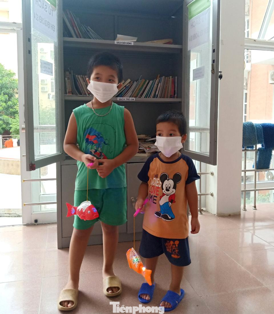 Trước đó, bệnh viện này còn kêu gọi để dựng các tủ sách ngay bên trong khu dương tính để phục vụ nhu cầu cho các cháu.