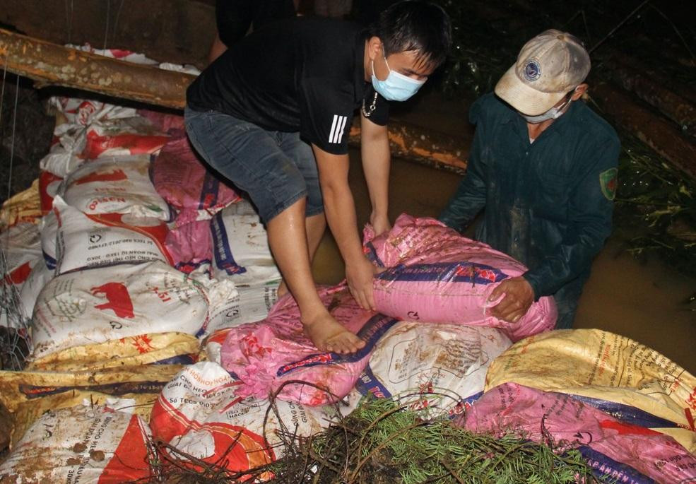 Đập Bàn Vàng là nơi tích trữ nước tưới tiêu cho khoảng 30ha lúa, 11ha hoa màu cho vùng hạ du. Bao cát, đá hộc được tập kết để vá đập.