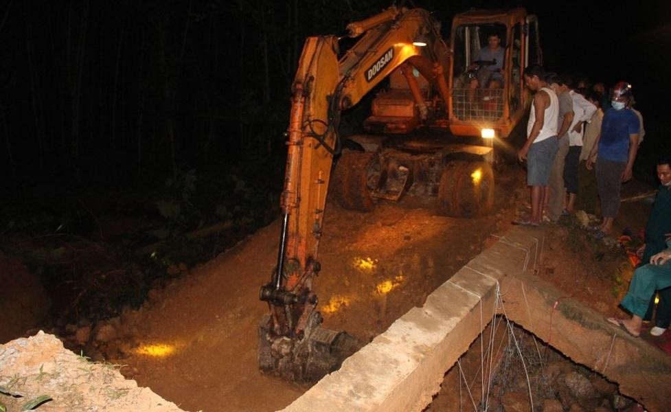 Các phương tiện được huy động để sửa chữa, gia cố lại thân đập. Đến khoảng 1h sáng 16/9, đoạn thân đập bị vỡ đã được khắc phục xong.