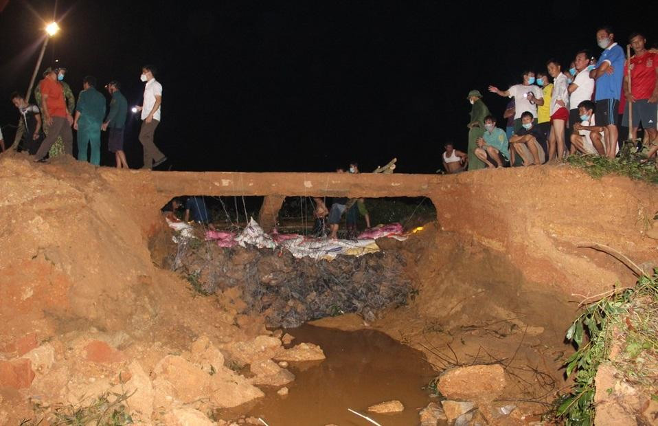 Khoảng 16h (ngày 15/9) một đoạn thân đập Bàn Vàng, xã Tiến Thành, huyện Yên Thành (Nghệ An) bị vỡ. Nước trong đập tràn xuống vùng hạ du.