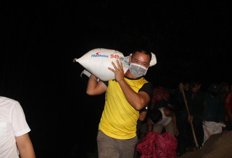 UBND huyện Yên Thành đã huy động gần 200 người dân cùng bộ đội, công an khắc phục sự cố.