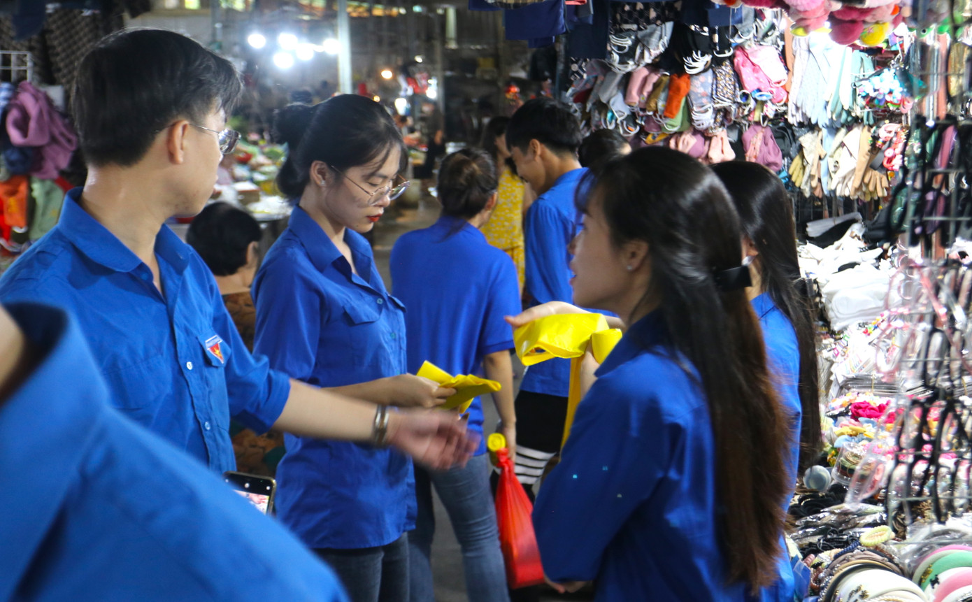 Thay vào đó, các tiểu thương, người dân sẽ hiểu thêm về chất liệu túi sinh học, an toàn cho môi trường sống. Từ đó, các tiểu thương, người dân sẽ thay đổi thói quen sử dụng túi nilon sinh học. Ảnh: Bí thư Tỉnh Đoàn Lê Văn Lương, anh Cao Xuân Thảo - Trưởng ban Phong trào Tỉnh Đoàn Nghệ An cùng các đoàn viên đưa các túi ni-lon sinh học vào chợ tuyên truyền cho các tiểu thương, người dân.