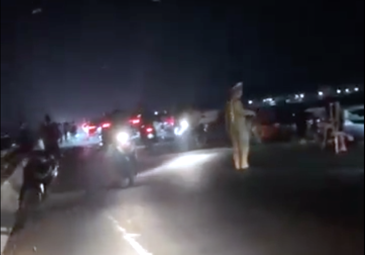 Lực lượng chức năng và cả trăm người dân lên cầu theo dõi sự việc, hỗ trợ tìm kiếm nạn nhân trong đêm 22/3.