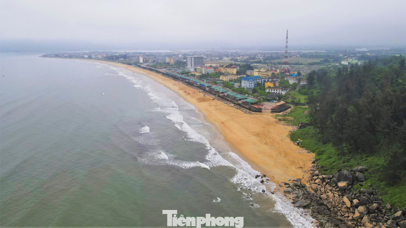 Biển Thiên Cầm (huyện Cẩm Xuyên, tỉnh Hà Tĩnh) cách trung tâm thành phố Hà Tĩnh khoảng 20km. Nằm giữa núi Thiên Cầm và núi Đầu Voi, với dáng dấp hình cánh cung trải dài đến gần 3km, Thiên Cầm được xem là bãi biển đẹp nhất của tỉnh.