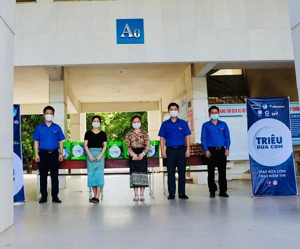 Trong số các bạn sinh viên đó, có một lực lượng lớn là các bạn sinh viên Lào đang học tập tại các trường đại học, cao đẳng trên địa bàn tỉnh Nghệ An. Trong số các bạn sinh viên đó, có một lực lượng lớn là các bạn sinh viên Lào đang học tập tại các trường đại học, cao đẳng trên địa bàn tỉnh Nghệ An.