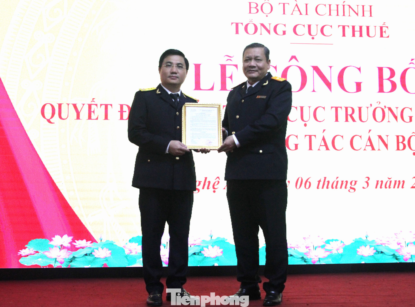 Ông Phi Vân Tuấn trao Quyết định bổ nhiệm Cục trưởng Cục thuế Nghệ An cho ông Nguyễn Đình Đức.