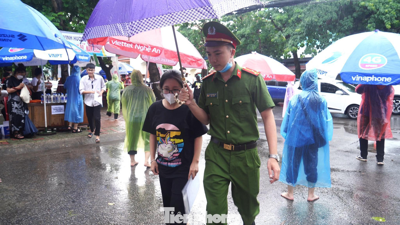 Màu xanh của tình nguyện, màu xanh của người chiến sỹ công an nhân dân luôn đồng hành, động viên thí sinh "vượt vũ môn".