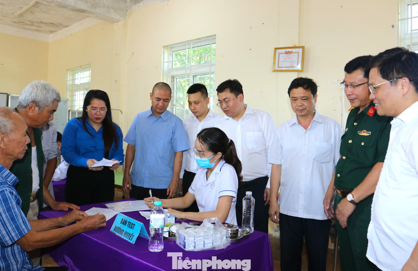 Các đại biểu cẩn thận kiểm tra, động viên và hỗ trợ các y bác sĩ đang tiến hành thăm khám cho các bác thương bệnh binh, người có công với cách mạng.