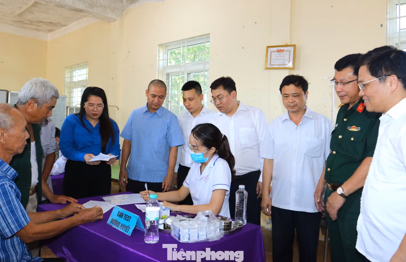 Các đại biểu cẩn thận kiểm tra, động viên và hỗ trợ các y bác sĩ đang tiến hành thăm khám cho các bác thương bệnh binh, người có công với cách mạng.