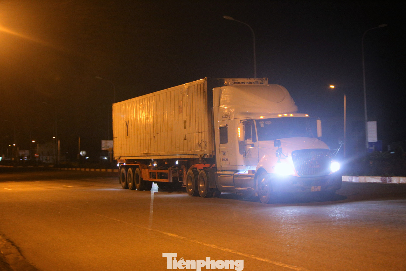 Đủ loại xe với kích cỡ khác nhau, chủ yếu mang biển ngoại tỉnh di chuyển liên tục trên cung đường ven biển. Trong ảnh là loạt xe chạy trên đường ven biển với tốc độ khá cao đoạn qua thị trấn Lộc Hà, xã Thịnh Lộc (huyện Lộc Hà).