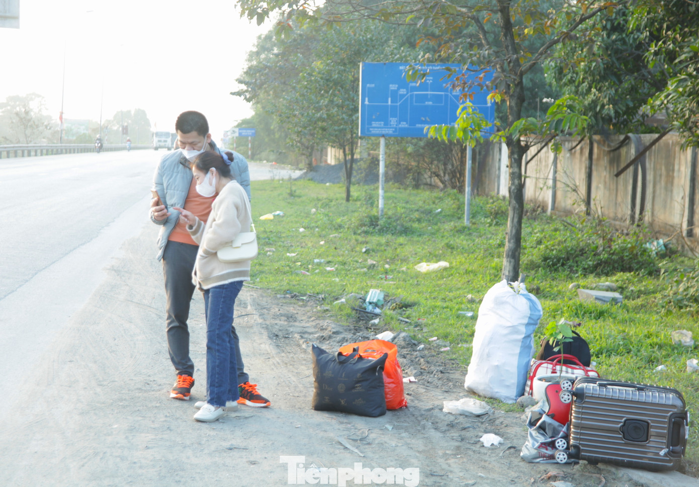 Nắm bắt nhu cầu đi lại của người dân sau Tết, nhiều nhà xe ở tỉnh Nghệ An đi đến các tỉnh, thành đều tăng chuyến, tăng cường thêm xe để phục vụ hành khách. Đồng nghĩa với đó, giá vé xe cũng tăng cao hơn so với ngày thường. Các chuyến xe từ Nghệ An đi các tỉnh, thành phía Nam khoảng 900 nghìn/người. Tuy vậy, nhiều người dân cho biết, họ vẫn không thể mua được vé hoặc khó khăn trong việc đón xe để rời quê đi làm.